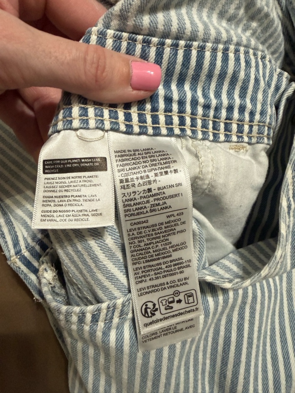 Levi's Women’s Vintage Shortalls - Picture 5 of 5